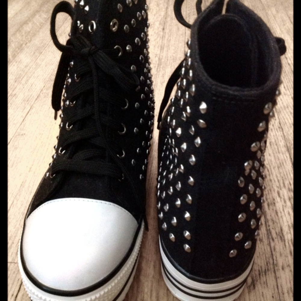 🎉H.P🎉 PLATFORM STUDDED HIGHTOPS - Picture 5 of 5